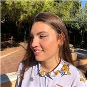 Me defino como una joven de 19 años con mucha voluntad, con ganas de aprender de los otros y con ganas de enseñar mi saber. Quiero enseñar mi idioma materno para compartir la cultura de mi país y su riqueza